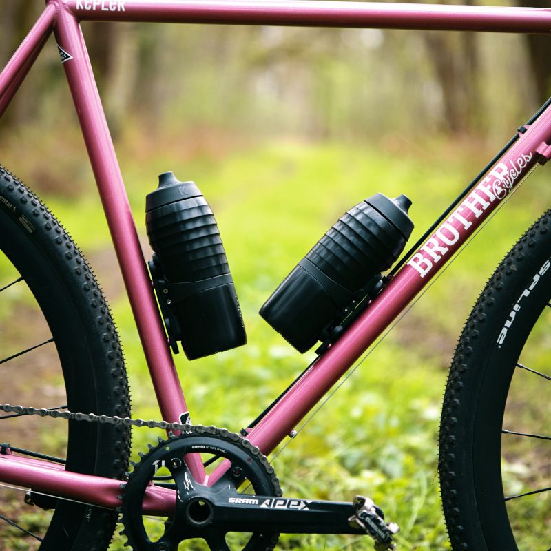 FIDLOCK TWIST SET x KEEGO botella 600 ml + base